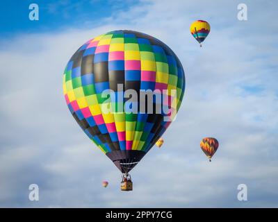 Palloncini contro nuvole e cielo, Ascensione di massa, Albuquerque International Balloon Fiesta, New Mexico Foto Stock