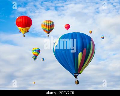 Palloncini contro nuvole e cielo, Ascensione di massa, Albuquerque International Balloon Fiesta, New Mexico Foto Stock