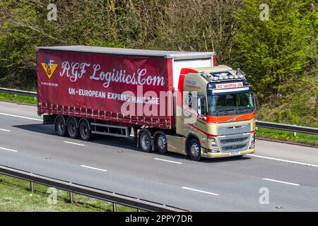 RGF Logistics, BIRMINGHAM HAULAGE Volvo HG viaggiando sull'autostrada M61, Regno Unito Foto Stock