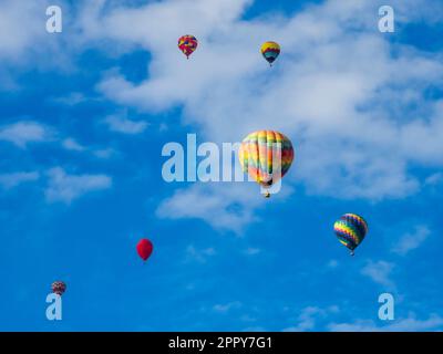 Palloncini contro nuvole e cielo, Ascensione di massa, Albuquerque International Balloon Fiesta, New Mexico Foto Stock