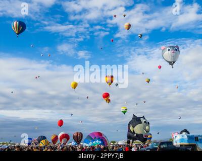 Palloncini contro nuvole e cielo, Ascensione di massa, Albuquerque International Balloon Fiesta, New Mexico Foto Stock