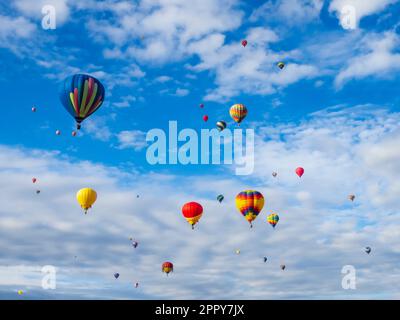 Palloncini contro nuvole e cielo, Ascensione di massa, Albuquerque International Balloon Fiesta, New Mexico Foto Stock