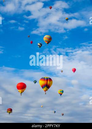 Palloncini contro nuvole e cielo, Ascensione di massa, Albuquerque International Balloon Fiesta, New Mexico Foto Stock