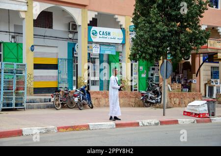 Vita urbana, negozi e laboratori, mercati e vita comune nelle strade del Marocco. Persone e professioni Foto Stock