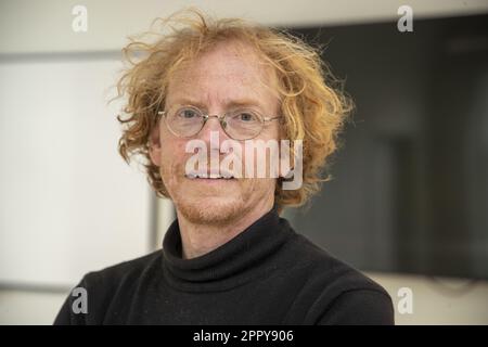 Gent, Belgio. 25th Apr, 2023. Il professor Hendrik Vos si pone per il fotografo in un'intervista sulle prossime elezioni europee, a Gent, martedì 25 aprile 2023. Vos è affiliato all'Università di Gand, dove è anche direttore del Centro per gli studi dell'UE. FOTO DI BELGA NICOLAS LAMBERT Credit: Belga News Agency/Alamy Live News Foto Stock