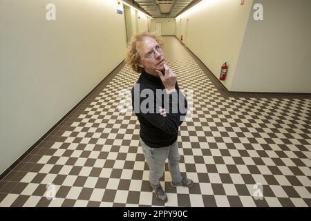 Gent, Belgio. 25th Apr, 2023. Il professor Hendrik Vos si pone per il fotografo in un'intervista sulle prossime elezioni europee, a Gent, martedì 25 aprile 2023. Vos è affiliato all'Università di Gand, dove è anche direttore del Centro per gli studi dell'UE. FOTO DI BELGA NICOLAS LAMBERT Credit: Belga News Agency/Alamy Live News Foto Stock