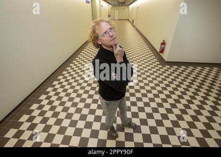 Gent, Belgio. 25th Apr, 2023. Il professor Hendrik Vos si pone per il fotografo in un'intervista sulle prossime elezioni europee, a Gent, martedì 25 aprile 2023. Vos è affiliato all'Università di Gand, dove è anche direttore del Centro per gli studi dell'UE. FOTO DI BELGA NICOLAS LAMBERT Credit: Belga News Agency/Alamy Live News Foto Stock