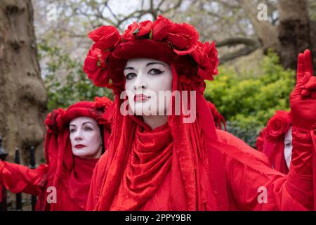 La troupe attivista della Red Rebel Brigade parata silenziosamente intorno a Westminster il secondo giorno delle proteste climatiche di "The Big One" di Extinction Rebellion. Foto Stock