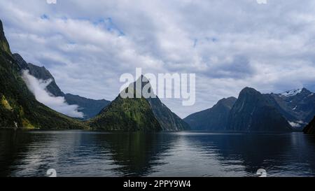 Foggy Milford Sound nel parco nazionale di Fiordland, South Island, Nuova Zelanda Foto Stock