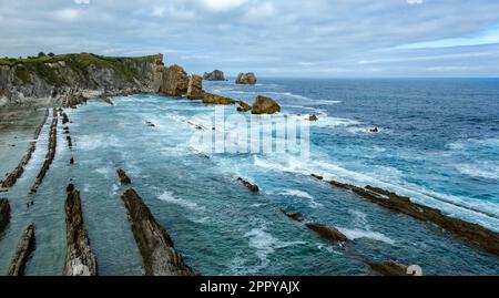 Piattaforma abrasiva a taglio d'onda sulla spiaggia di la Arnia, Liencres, Costa Quebrada, Broken Coast, Cantabria, Spagna Foto Stock