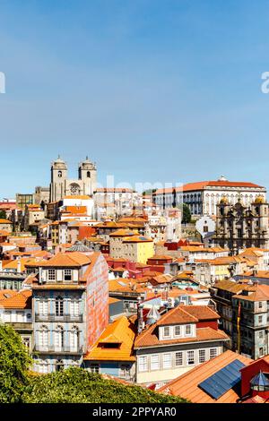 Vista sulla cattedrale se di Porto sulla cima di una collina nel centro storico di Porto, Portuale, Europa Foto Stock