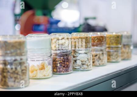 Diversi tipi di mangime composto pellettizzato, foraggio - cibo per animali domestici Foto Stock