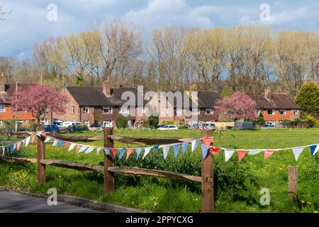 Villaggio di Compton, Surrey, Inghilterra, Regno Unito, in primavera con bianco rosso e blu bunting fino per il villaggio fete e re incoronazione, aprile 2023 Foto Stock