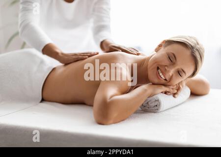 Ritratto di bella donna matura con sessione di massaggio in Spa Salon Foto Stock