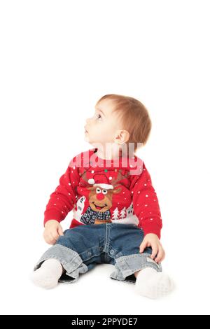 Bambina in un maglione rosso isolato su bianco. Vista dall'alto Foto Stock
