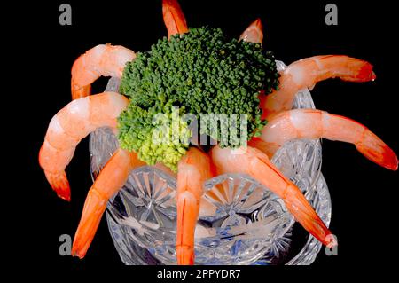 Cocktail di gamberetti con brocolli isolate su nero Foto Stock