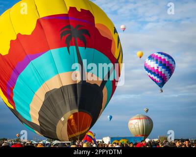 Palloncini contro nuvole e cielo, Ascensione di massa, Albuquerque International Balloon Fiesta, New Mexico Foto Stock