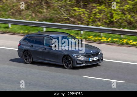 2020 BMW 320i M Sport + Edition Auto 320i Step Auto Start/Stop Grey Car Estate benzina 1998 cc; viaggiando sull'autostrada M61, Regno Unito Foto Stock