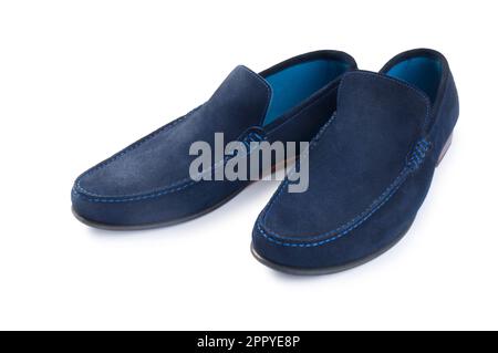 Foto studio di un paio di loafer in pelle scamosciata blu ritagliati su uno sfondo bianco - John Gollop Foto Stock