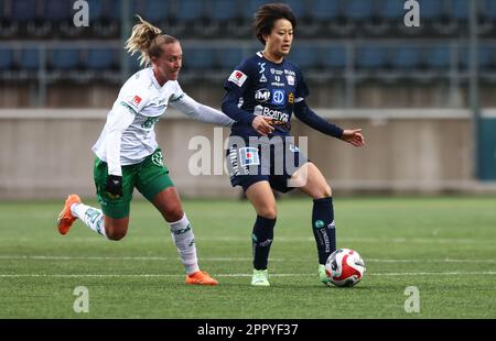 Da sinistra: Hammarbys no 6 Julia Roddar durante la partita di calcio di lunedì nella OBOS Damallsvenskan tra Linköping FC-Hammarby IF all'arena di Bilbörsen, Linköping, Svezia. Foto Stock