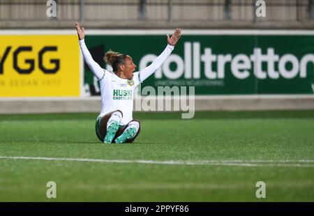 Da sinistra: Linköpings no 4 Emma Östlund e Hammarby no 9 Madelen Janogy durante la partita di calcio di lunedì nella OBOS Damallsvenskan tra Linköping FC-Hammarby IF all'arena di Bilbörsen, Linköping, Svezia. Foto Stock