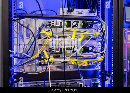 Apparecchiature per la tecnologia delle telecomunicazioni - cavi e switch in fibra ottica Foto Stock