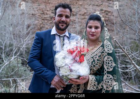 Coppia vestita con abiti da sposa. Foto Stock