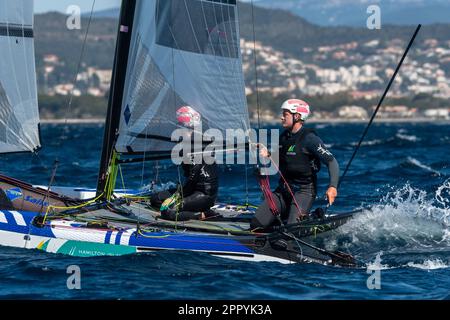 Hyeres, Francia. 24th Apr, 2023. Concorrenti australiani visti durante la prima giornata della gondola 17 categoria qualificanti regate. L'edizione 5th della settimana olimpica francese a Hyeres - TPM si svolge dal 22 al 29 aprile 2023. Raccoglie i migliori specialisti delle categorie di sport velici che saranno presenti ai Giochi Olimpici di Parigi 2024. Credit: SOPA Images Limited/Alamy Live News Foto Stock