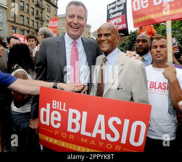 Manhattan, Stati Uniti d'America. 20 Agosto 2013. NEW YORK, NY - AGOSTO 19: Candidato democratico per il Sindaco e l'Avvocato pubblico Bill de Blasio parla come attore, cantante e sostenitore Harry Belaconte e attrice Susan Sarandon guardare su un 'Hospitals Not Condos' rally nel West Village il 19 agosto 2013 a New York City. De Blasio ha chiesto un'assistenza sanitaria di qualità per tutti i newyorkesi e la fine degli ospedali urbani. People: Bill de Blasio Harry Belaconte Credit: Storms Media Group/Alamy Live News Foto Stock