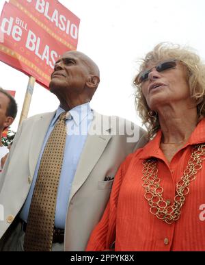 Manhattan, Stati Uniti d'America. 20th ago, 2013. SMG Harry Belafonte NY1 Mayor 081913 11.JPG NEW YORK, NY - 19 AGOSTO: Candidato democratico per il sindaco e l'avvocato Bill de Blasio parla come attore, cantante e sostenitore Harry Belafonte e attrice Susan Sarandon guardare su un raduno 'ospedali non Condos' nel West Village il 19 agosto 2013 a New York City. De Blasio ha chiesto un'assistenza sanitaria di qualità per tutti i newyorkesi e per la fine degli ospedali urbani. ( Credit: Storms Media Group/Alamy Live News Foto Stock