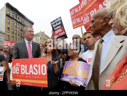 Manhattan, Stati Uniti d'America. 20 Agosto 2013. NEW YORK, NY - AGOSTO 19: Candidato democratico per il Sindaco e l'Avvocato pubblico Bill de Blasio parla come attore, cantante e sostenitore Harry Belaconte e attrice Susan Sarandon guardare su un 'Hospitals Not Condos' rally nel West Village il 19 agosto 2013 a New York City. De Blasio ha chiesto un'assistenza sanitaria di qualità per tutti i newyorkesi e la fine degli ospedali urbani. People: Bill de Blasio Harry Belaconte Credit: Storms Media Group/Alamy Live News Foto Stock