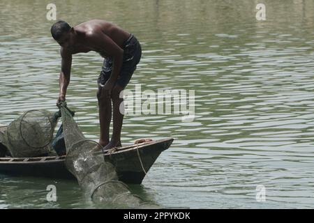 Naogaon, Bangladesh. 25th Apr, 2023. Un pescatore si prepara per la pesca sul fiume Atrai durante un'ondata di caldo vicino a Najipur del distretto di Naogaon. (Credit Image: © MD Mehedi Hasan/ZUMA Press Wire) SOLO PER USO EDITORIALE! Non per USO commerciale! Foto Stock