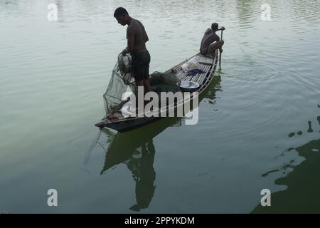 Naogaon, Bangladesh. 25th Apr, 2023. I pescatori si preparano per la pesca sul fiume Atrai prima dell'ondata di caldo vicino a Najipur nel distretto di Naogaon. (Credit Image: © MD Mehedi Hasan/ZUMA Press Wire) SOLO PER USO EDITORIALE! Non per USO commerciale! Foto Stock