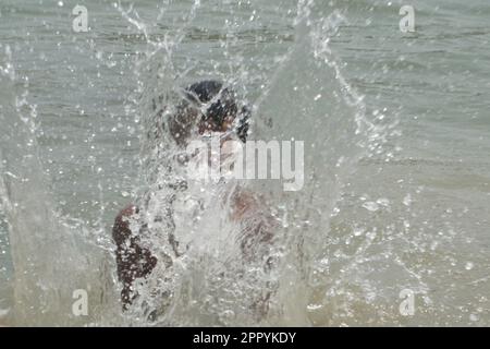 Naogaon, Bangladesh. 25th Apr, 2023. Un ragazzo che si raffredda nel fiume Atrai davanti all'onda di calore vicino a Najipur del distretto di Naogaon. (Credit Image: © MD Mehedi Hasan/ZUMA Press Wire) SOLO PER USO EDITORIALE! Non per USO commerciale! Foto Stock