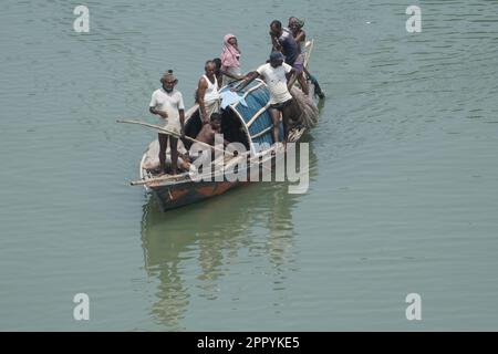 Naogaon, Bangladesh. 25th Apr, 2023. I pescatori vanno a pescare sul fiume Atrai durante un'ondata di caldo vicino a Najipur del distretto di Naogaon. (Credit Image: © MD Mehedi Hasan/ZUMA Press Wire) SOLO PER USO EDITORIALE! Non per USO commerciale! Foto Stock