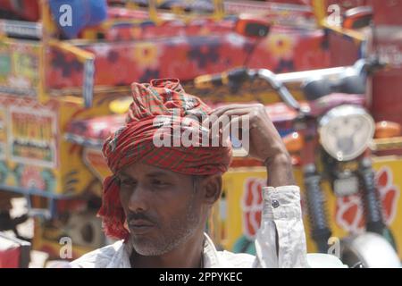 Naogaon, Bangladesh. 25th Apr, 2023. Un estrattore di rickshaw usa il gamcha (un panno tradizionale) sulla sua testa per evitare il sole davanti alle onde di calore vicino a Najipur Bazar del distretto di Naogaon. (Credit Image: © MD Mehedi Hasan/ZUMA Press Wire) SOLO PER USO EDITORIALE! Non per USO commerciale! Foto Stock