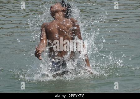 Naogaon, Bangladesh. 25th Apr, 2023. Un ragazzo che si raffredda nel fiume Atrai davanti all'onda di calore vicino a Najipur del distretto di Naogaon. (Credit Image: © MD Mehedi Hasan/ZUMA Press Wire) SOLO PER USO EDITORIALE! Non per USO commerciale! Foto Stock