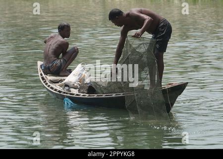 Naogaon, Bangladesh. 25th Apr, 2023. I pescatori si preparano per la pesca sul fiume Atrai prima dell'ondata di caldo vicino a Najipur nel distretto di Naogaon. (Credit Image: © MD Mehedi Hasan/ZUMA Press Wire) SOLO PER USO EDITORIALE! Non per USO commerciale! Foto Stock