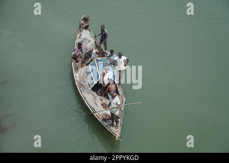 Naogaon, Bangladesh. 25th Apr, 2023. I pescatori vanno a pescare sul fiume Atrai durante un'ondata di caldo vicino a Najipur del distretto di Naogaon. (Credit Image: © MD Mehedi Hasan/ZUMA Press Wire) SOLO PER USO EDITORIALE! Non per USO commerciale! Foto Stock