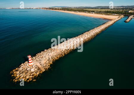 Vista dell'ingresso alla Marina di Vilamoura, Algarve, Portogallo con Praia da Falesia sulla destra Foto Stock