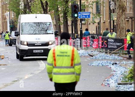 Il PIC mostra la London Marathon 2023 ripulire dopo che gli ultimi corridori migliaia di bottiglie di plastica riciclate sono state ripulire fornite da Buxton che sostengono t Foto Stock