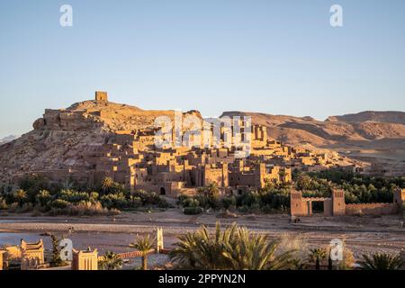 Vista della kasbah di Ait Benhaddou all'alba. Foto Stock