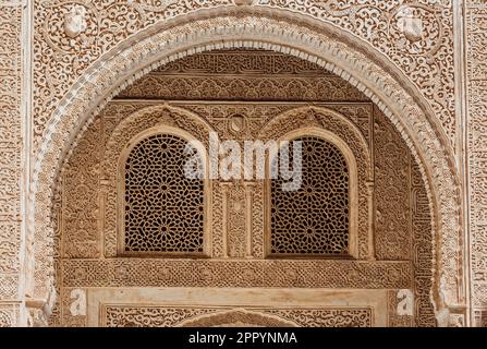 Capitelli di marmo e stucco decorazione del portico in patio del Cuarto Dorado a Mexuar a Comares Palace Alhambra, Andalusia, Spagna. Breathta magica Foto Stock