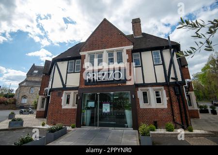 Egham, Surrey, Regno Unito. 25th aprile 2023. Il ristorante italiano prezzo di Egham, Surrey, ha chiuso definitivamente ieri. 46 perdita che fa i ristoranti di Prezzo sono chiusi giù dovuto i costi aumentati degli ingredienti e del riscaldamento mentre il costo della crisi vivente continua. 810 posti di lavoro sono ora a rischio di ridondanza a seguito delle chiusure. Credit: Maureen McLean/Alamy Live News Foto Stock