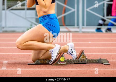 Zampe ravvicinate runner femminile nei blocchi di partenza Polanik, scarpe Nike Spikes e shorts Nike Pro blu, gara sprint in atletica Foto Stock