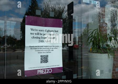 Egham, Surrey, Regno Unito. 25th aprile 2023. Il ristorante italiano prezzo di Egham, Surrey, ha chiuso definitivamente ieri. 46 perdita che fa i ristoranti di Prezzo sono chiusi giù dovuto i costi aumentati degli ingredienti e del riscaldamento mentre il costo della crisi vivente continua. 810 posti di lavoro sono ora a rischio di ridondanza a seguito delle chiusure. Credit: Maureen McLean/Alamy Live News Foto Stock