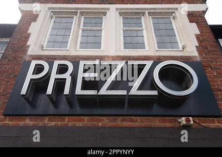 Egham, Surrey, Regno Unito. 25th aprile 2023. Il ristorante italiano prezzo di Egham, Surrey, ha chiuso definitivamente ieri. 46 perdita che fa i ristoranti di Prezzo sono chiusi giù dovuto i costi aumentati degli ingredienti e del riscaldamento mentre il costo della crisi vivente continua. 810 posti di lavoro sono ora a rischio di ridondanza a seguito delle chiusure. Credit: Maureen McLean/Alamy Live News Foto Stock