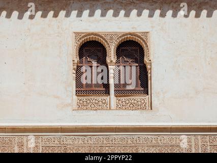 Capitelli di marmo e stucco decorazione su due finestre in patio del Cuarto Dorado a Mexuar a Comares Palace Alhambra, Andalusia, Spagna. Breathta magica Foto Stock