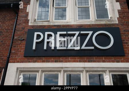 Egham, Surrey, Regno Unito. 25th aprile 2023. Il ristorante italiano prezzo di Egham, Surrey, ha chiuso definitivamente ieri. 46 perdita che fa i ristoranti di Prezzo sono chiusi giù dovuto i costi aumentati degli ingredienti e del riscaldamento mentre il costo della crisi vivente continua. 810 posti di lavoro sono ora a rischio di ridondanza a seguito delle chiusure. Credit: Maureen McLean/Alamy Live News Foto Stock