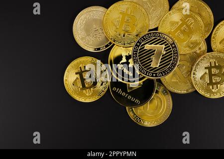 Moneta di cripto di Litecoina in cima a varie criptovalute Foto Stock